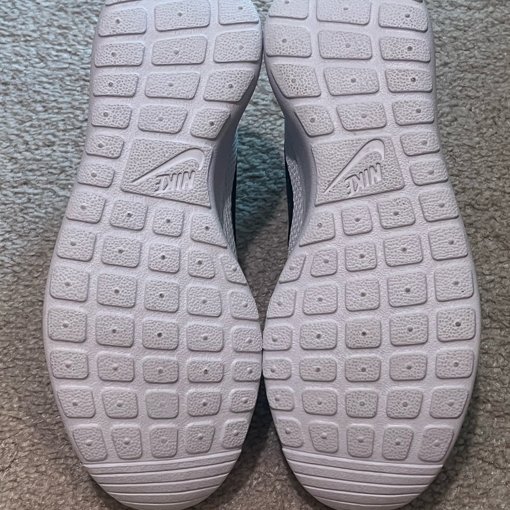 Women’s Nike Rosherun/ Pure Platinum/ Black-White - Picture 3 of 4